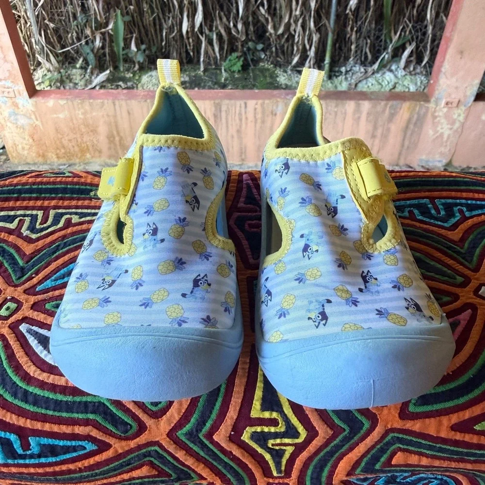 Bluey Ground Up Water Shoes Girls Size 11/12 Blue Yellow Striped Pineapple
